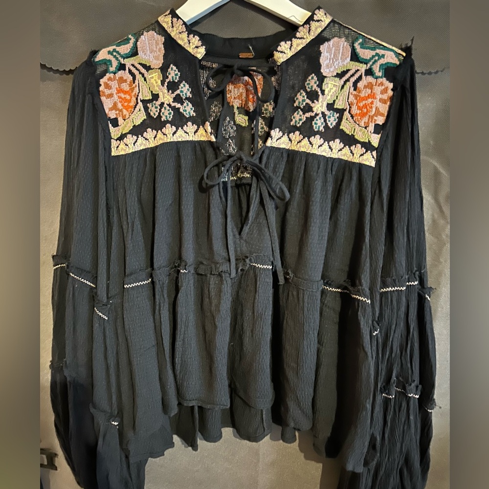 Free People adorable black top size Small.